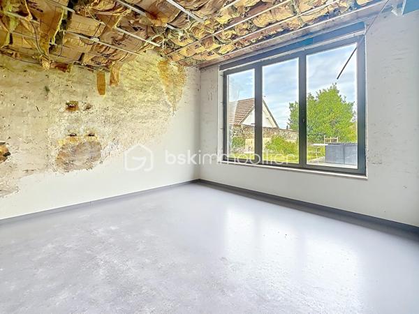 À 15 minutes de Chambly, découvrez cette maison de village de 120 m² habitables offrant un potentiel d’évolution jusqu’à 180 m² grâce à sa dépendance communicante.

✨ 120 m² habitables
✨ Potentiel jusqu’à 180 m²
✨ 3 grandes chambres
✨ Dépendance communicante
✨ Pompe à chaleur récente
✨ Ballon thermodynamique
✨ Garage
✨ Plusieurs stationnements
✨ Jardin agréable et facile à entretenir
✨ DPE C

Cette maison s’adapte à de nombreux projets :

✔️ Famille avec enfants
✔️ Famille recomposée
✔️ Télétravail
✔️ Profession libérale
✔️ Logement indépendant pour un adolescent ou un parent
✔️ Projet locatif ou revenu complémentaire

📍 Amblainville

💰 315 000 € FAI

🎥 Découvrez la visite vidéo et laissez-vous surprendre par tout son potentiel.

📞 Une visite ?
📩 Un renseignement ?

Emmanuelle Escalona
BSK Immobilier
06 21 22 18 65

#amblainville #maisonavendre #immobilier #bskimmobilier #oise valdoise maisonfamiliale investissementimmobilier teletravail dependance maisonavecgarage projetimmobilier visitevideo nouveauteimmobiliere