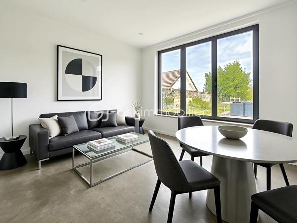 À 15 minutes de Chambly, découvrez cette maison de village de 120 m² habitables offrant un potentiel d’évolution jusqu’à 180 m² grâce à sa dépendance communicante.

✨ 120 m² habitables
✨ Potentiel jusqu’à 180 m²
✨ 3 grandes chambres
✨ Dépendance communicante
✨ Pompe à chaleur récente
✨ Ballon thermodynamique
✨ Garage
✨ Plusieurs stationnements
✨ Jardin agréable et facile à entretenir
✨ DPE C

Cette maison s’adapte à de nombreux projets :

✔️ Famille avec enfants
✔️ Famille recomposée
✔️ Télétravail
✔️ Profession libérale
✔️ Logement indépendant pour un adolescent ou un parent
✔️ Projet locatif ou revenu complémentaire

📍 Amblainville

💰 315 000 € FAI

🎥 Découvrez la visite vidéo et laissez-vous surprendre par tout son potentiel.

📞 Une visite ?
📩 Un renseignement ?

Emmanuelle Escalona
BSK Immobilier
06 21 22 18 65

#amblainville #maisonavendre #immobilier #bskimmobilier #oise valdoise maisonfamiliale investissementimmobilier teletravail dependance maisonavecgarage projetimmobilier visitevideo nouveauteimmobiliere