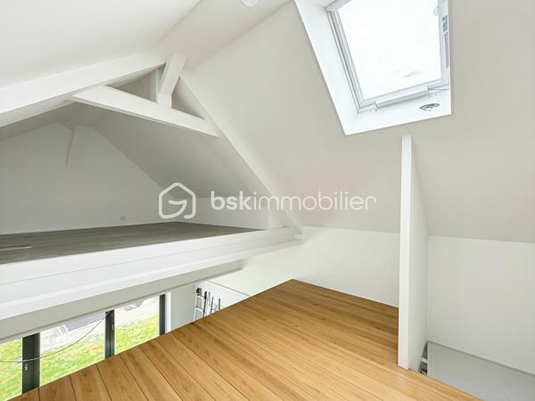 À 15 minutes de Chambly, découvrez cette maison de village de 120 m² habitables offrant un potentiel d’évolution jusqu’à 180 m² grâce à sa dépendance communicante.

✨ 120 m² habitables
✨ Potentiel jusqu’à 180 m²
✨ 3 grandes chambres
✨ Dépendance communicante
✨ Pompe à chaleur récente
✨ Ballon thermodynamique
✨ Garage
✨ Plusieurs stationnements
✨ Jardin agréable et facile à entretenir
✨ DPE C

Cette maison s’adapte à de nombreux projets :

✔️ Famille avec enfants
✔️ Famille recomposée
✔️ Télétravail
✔️ Profession libérale
✔️ Logement indépendant pour un adolescent ou un parent
✔️ Projet locatif ou revenu complémentaire

📍 Amblainville

💰 315 000 € FAI

🎥 Découvrez la visite vidéo et laissez-vous surprendre par tout son potentiel.

📞 Une visite ?
📩 Un renseignement ?

Emmanuelle Escalona
BSK Immobilier
06 21 22 18 65

#amblainville #maisonavendre #immobilier #bskimmobilier #oise valdoise maisonfamiliale investissementimmobilier teletravail dependance maisonavecgarage projetimmobilier visitevideo nouveauteimmobiliere