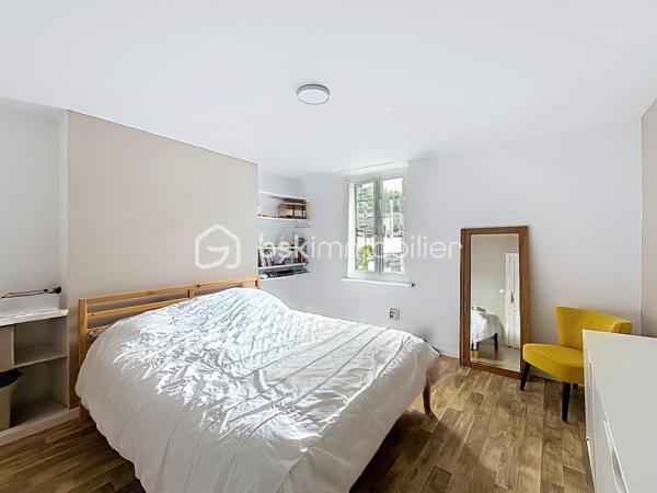 À 15 minutes de Chambly, découvrez cette maison de village de 120 m² habitables offrant un potentiel d’évolution jusqu’à 180 m² grâce à sa dépendance communicante.

✨ 120 m² habitables
✨ Potentiel jusqu’à 180 m²
✨ 3 grandes chambres
✨ Dépendance communicante
✨ Pompe à chaleur récente
✨ Ballon thermodynamique
✨ Garage
✨ Plusieurs stationnements
✨ Jardin agréable et facile à entretenir
✨ DPE C

Cette maison s’adapte à de nombreux projets :

✔️ Famille avec enfants
✔️ Famille recomposée
✔️ Télétravail
✔️ Profession libérale
✔️ Logement indépendant pour un adolescent ou un parent
✔️ Projet locatif ou revenu complémentaire

📍 Amblainville

💰 315 000 € FAI

🎥 Découvrez la visite vidéo et laissez-vous surprendre par tout son potentiel.

📞 Une visite ?
📩 Un renseignement ?

Emmanuelle Escalona
BSK Immobilier
06 21 22 18 65

#amblainville #maisonavendre #immobilier #bskimmobilier #oise valdoise maisonfamiliale investissementimmobilier teletravail dependance maisonavecgarage projetimmobilier visitevideo nouveauteimmobiliere