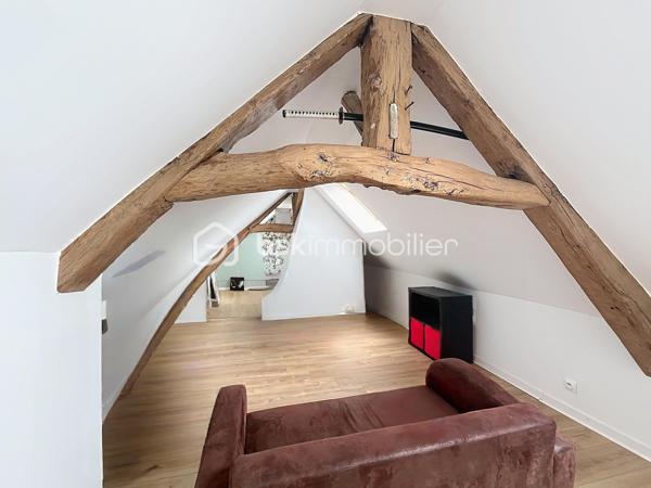 À 15 minutes de Chambly, découvrez cette maison de village de 120 m² habitables offrant un potentiel d’évolution jusqu’à 180 m² grâce à sa dépendance communicante.

✨ 120 m² habitables
✨ Potentiel jusqu’à 180 m²
✨ 3 grandes chambres
✨ Dépendance communicante
✨ Pompe à chaleur récente
✨ Ballon thermodynamique
✨ Garage
✨ Plusieurs stationnements
✨ Jardin agréable et facile à entretenir
✨ DPE C

Cette maison s’adapte à de nombreux projets :

✔️ Famille avec enfants
✔️ Famille recomposée
✔️ Télétravail
✔️ Profession libérale
✔️ Logement indépendant pour un adolescent ou un parent
✔️ Projet locatif ou revenu complémentaire

📍 Amblainville

💰 315 000 € FAI

🎥 Découvrez la visite vidéo et laissez-vous surprendre par tout son potentiel.

📞 Une visite ?
📩 Un renseignement ?

Emmanuelle Escalona
BSK Immobilier
06 21 22 18 65

#amblainville #maisonavendre #immobilier #bskimmobilier #oise valdoise maisonfamiliale investissementimmobilier teletravail dependance maisonavecgarage projetimmobilier visitevideo nouveauteimmobiliere