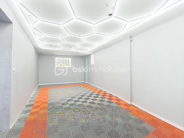 À 15 minutes de Chambly, découvrez cette maison de village de 120 m² habitables offrant un potentiel d’évolution jusqu’à 180 m² grâce à sa dépendance communicante.

✨ 120 m² habitables
✨ Potentiel jusqu’à 180 m²
✨ 3 grandes chambres
✨ Dépendance communicante
✨ Pompe à chaleur récente
✨ Ballon thermodynamique
✨ Garage
✨ Plusieurs stationnements
✨ Jardin agréable et facile à entretenir
✨ DPE C

Cette maison s’adapte à de nombreux projets :

✔️ Famille avec enfants
✔️ Famille recomposée
✔️ Télétravail
✔️ Profession libérale
✔️ Logement indépendant pour un adolescent ou un parent
✔️ Projet locatif ou revenu complémentaire

📍 Amblainville

💰 315 000 € FAI

🎥 Découvrez la visite vidéo et laissez-vous surprendre par tout son potentiel.

📞 Une visite ?
📩 Un renseignement ?

Emmanuelle Escalona
BSK Immobilier
06 21 22 18 65

#amblainville #maisonavendre #immobilier #bskimmobilier #oise valdoise maisonfamiliale investissementimmobilier teletravail dependance maisonavecgarage projetimmobilier visitevideo nouveauteimmobiliere