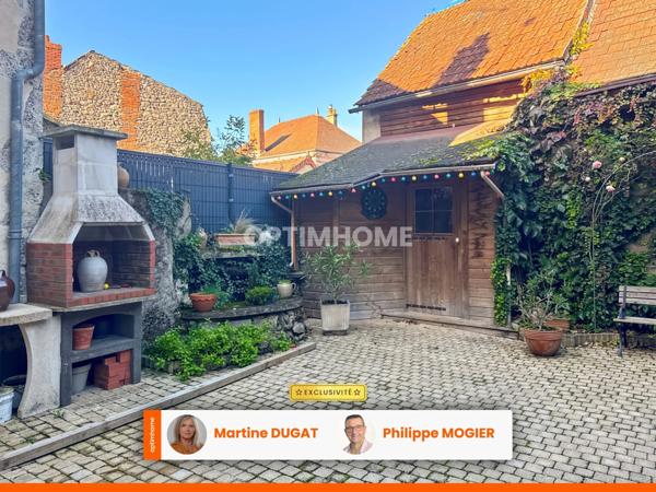 Maison de bourg rénovée, 6 pièces, garage, terrasse et cour à SAINT GERAND LE PUY (03)