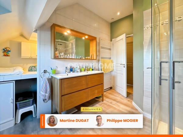 Maison de bourg rénovée, 6 pièces, garage, terrasse et cour à SAINT GERAND LE PUY (03)