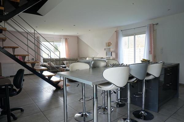 LE CHAMBON FEUGEROLLES 42500 Maison contemporaine de 2015 environ 130m² habitables 4 chambres, garage sur 496m² de terrain