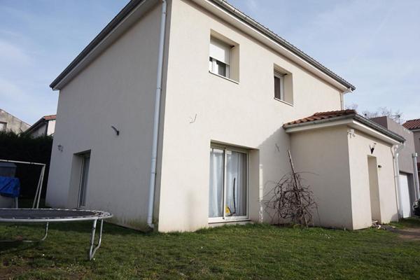LE CHAMBON FEUGEROLLES 42500 Maison contemporaine de 2015 environ 130m² habitables 4 chambres, garage sur 496m² de terrain