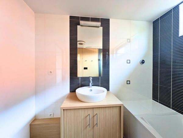 Grand T3 lumineux avec terrasse et stationnement dans le centre ville de Thouaré sur Loire