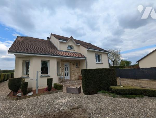 Idéalement situé, pavillon de type 8 d'une surface de 160m² sur terrain paysagé de 1000m²