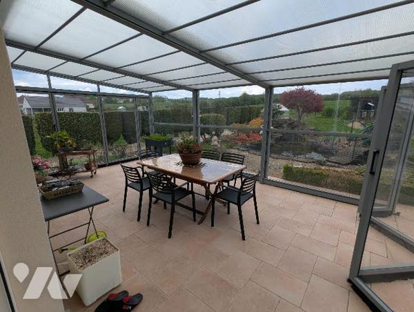 Idéalement situé, pavillon de type 8 d'une surface de 160m² sur terrain paysagé de 1000m²