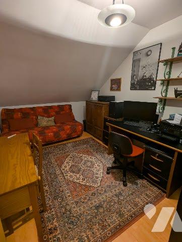 Idéalement situé, pavillon de type 8 d'une surface de 160m² sur terrain paysagé de 1000m²