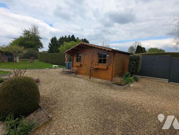 Idéalement situé, pavillon de type 8 d'une surface de 160m² sur terrain paysagé de 1000m²