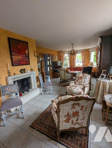 Idéalement situé, pavillon de type 8 d'une surface de 160m² sur terrain paysagé de 1000m²