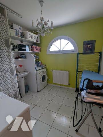 Idéalement situé, pavillon de type 8 d'une surface de 160m² sur terrain paysagé de 1000m²