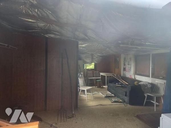 10 min. VILLAINES-LA-JUHEL (53), au calme, un terrain de loisirs sur lequel un plan d'eau d'une...