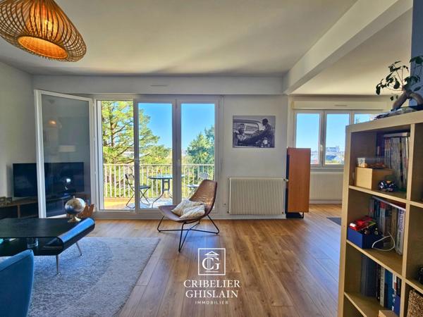 Appartement SAINT-FELIX, T4 de 82 m² au 3ᵉ étage avec ascenseur, double balcon et vue panoramique sur Nantes. Cave et place de stationnement incluses