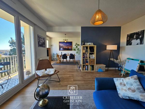 Appartement SAINT-FELIX, T4 de 82 m² au 3ᵉ étage avec ascenseur, double balcon et vue panoramique sur Nantes. Cave et place de stationnement incluses
