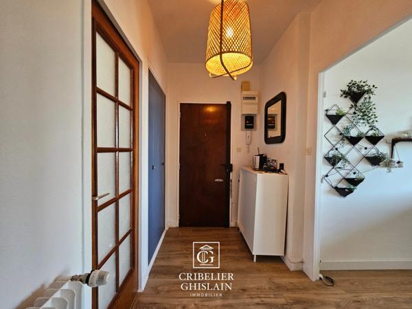 Appartement SAINT-FELIX, T4 de 82 m² au 3ᵉ étage avec ascenseur, double balcon et vue panoramique sur Nantes. Cave et place de stationnement incluses