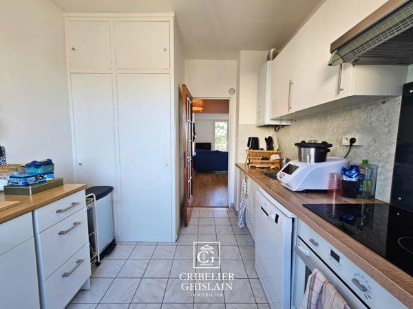 Appartement SAINT-FELIX, T4 de 82 m² au 3ᵉ étage avec ascenseur, double balcon et vue panoramique sur Nantes. Cave et place de stationnement incluses