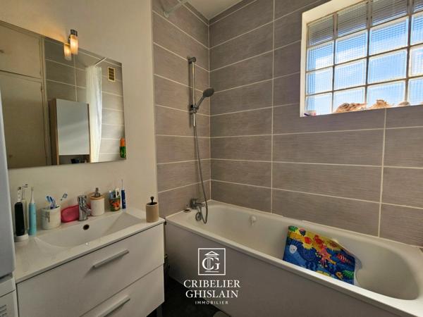 Appartement SAINT-FELIX, T4 de 82 m² au 3ᵉ étage avec ascenseur, double balcon et vue panoramique sur Nantes. Cave et place de stationnement incluses