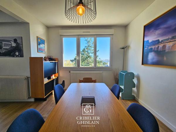 Appartement SAINT-FELIX, T4 de 82 m² au 3ᵉ étage avec ascenseur, double balcon et vue panoramique sur Nantes. Cave et place de stationnement incluses