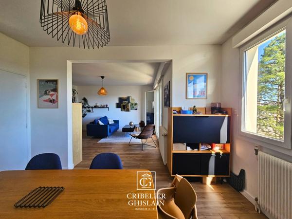 Appartement SAINT-FELIX, T4 de 82 m² au 3ᵉ étage avec ascenseur, double balcon et vue panoramique sur Nantes. Cave et place de stationnement incluses