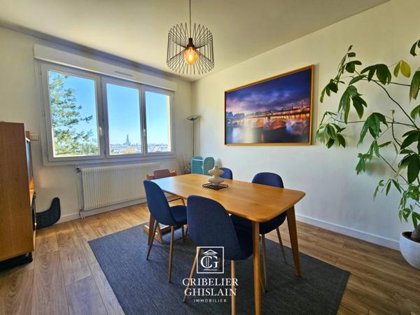 Appartement SAINT-FELIX, T4 de 82 m² au 3ᵉ étage avec ascenseur, double balcon et vue panoramique sur Nantes. Cave et place de stationnement incluses