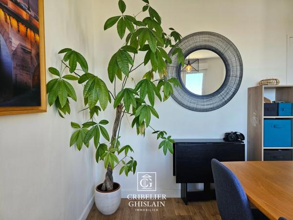 Appartement SAINT-FELIX, T4 de 82 m² au 3ᵉ étage avec ascenseur, double balcon et vue panoramique sur Nantes. Cave et place de stationnement incluses