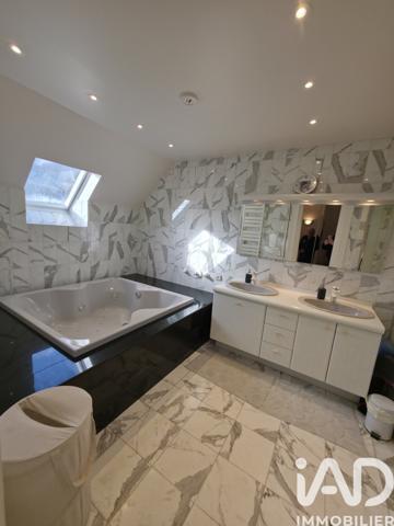 Maison à vendre 7 pièces 222 m² Saint-Fargeau-Ponthierry