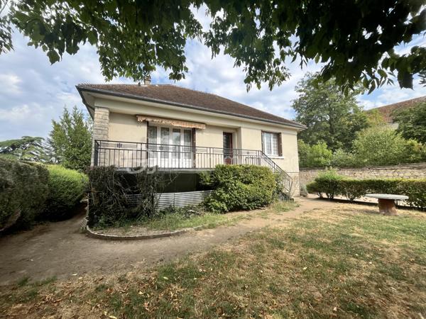 Découvrez ce charmant pavillon de plain-pied sur sous-sol complet de 1967, idéalement situé directement sur les Bords de Loire et à 500m du centre-ville, offrant un cadre de vie paisible avec vue dégagée, un grand espace de vie lumineux et un vaste hangar. 

Niché sur un agréable terrain clos et bien arboré, ce bien entièrement indépendant allie le confort de la vie de plain-pied à la chaleur des matériaux authentiques (parquet massif, radiateurs en fonte, menuiseries bois). Il est idéal pour :
- Un projet familial ou premier achat
- Une résidence secondaire au bord de l'eau
- Artisans, bricoleurs ou collectionneurs grâce à son grand hangar et son vaste sous-sol

LA MAISON PRINCIPALE (86m² habitables) 
Traversante, lumineuse (exposition Ouest / Est) et entièrement équipée de fenêtres en bois, elle propose :
• Au rez-de-chaussée :
- Entrée accueillante (4m²) 
- Dégagement (8m²)
- Spacieuse pièce de vie (22m²) chaleureuse avec son parquet massif et son poêle à bois. Elle s'ouvre côté Loire par une belle porte-fenêtre donnant directement sur un grand balcon
- Grande cuisine indépendante (12m²) lumineuse et fonctionnelle avec rangements intégrés 
- Chambre 1 (14m²) avec beau parquet massif, cabinet de toilette et placards muraux
- Chambre 2 (17m²) confortable avec parquet massif
- Salle d'eau fonctionnelle
- WC indépendant

GARAGE, CAVE & HANGAR
De superbes espaces de rangement et de stockage : 
- Garage / Atelier : Garage 1 véhicule avec porte bois et accès direct à la maison
- Chaufferie avec WC séparé
- Buanderie / Cuisine d'été avec accès direct à l'extérieur
- Cave / Cellier
- Débarras / Pièce de stockage
- Hangar : Grand Hangar de 114m² parfait pour : atelier, stockage de véhicules, bateaux ou activité professionnelle

LE JARDIN & LES EXTÉRIEURS (Terrain clos de 1 015m²)
Un véritable havre de paix parfaitement sécurisé :
- Terrain : Terrain de 1 015m² entièrement clos, bien arboré, avec beau mur en pierre côté Sud et carré potager
- Balcon : Grand balcon accessible depuis le séjour, idéal pour contempler la vue dégagée sur les Bords de Loire et profiter de couchers de soleil à couper le souffle
- Terrasse : Grande terrasse carrelée plein Est
- Environnement : Absolument aucun vis-à-vis direct, cadre paisible propice à la relaxation

CONFORT & FICHE TECHNIQUE
- Année de construction : 1967
- Configuration : Pavillon de plain-pied sur sous-sol complet
- Menuiseries : Fenêtres en bois avec persiennes en bois peint
- Chauffage : Central au fioul (radiateurs en fonte) + Poêle à bois (insert)
- Toiture : Toiture 4 pans en bon état
- Assainissement : Raccordé au réseau collectif 
- Sécurité : Détecteurs de fumée
- Extérieurs : Terrain clos, arboré, balcon vue Loire

Photos supplémentaires disponibles sur BSK IMMOBILIER > Nos conseillers > Inès RÉMOND
Pour tout renseignement complémentaire ou pour une visite, contactez-moi au 07.87.29.70.92.