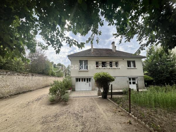 Découvrez ce charmant pavillon de plain-pied sur sous-sol complet de 1967, idéalement situé directement sur les Bords de Loire et à 500m du centre-ville, offrant un cadre de vie paisible avec vue dégagée, un grand espace de vie lumineux et un vaste hangar. 

Niché sur un agréable terrain clos et bien arboré, ce bien entièrement indépendant allie le confort de la vie de plain-pied à la chaleur des matériaux authentiques (parquet massif, radiateurs en fonte, menuiseries bois). Il est idéal pour :
- Un projet familial ou premier achat
- Une résidence secondaire au bord de l'eau
- Artisans, bricoleurs ou collectionneurs grâce à son grand hangar et son vaste sous-sol

LA MAISON PRINCIPALE (86m² habitables) 
Traversante, lumineuse (exposition Ouest / Est) et entièrement équipée de fenêtres en bois, elle propose :
• Au rez-de-chaussée :
- Entrée accueillante (4m²) 
- Dégagement (8m²)
- Spacieuse pièce de vie (22m²) chaleureuse avec son parquet massif et son poêle à bois. Elle s'ouvre côté Loire par une belle porte-fenêtre donnant directement sur un grand balcon
- Grande cuisine indépendante (12m²) lumineuse et fonctionnelle avec rangements intégrés 
- Chambre 1 (14m²) avec beau parquet massif, cabinet de toilette et placards muraux
- Chambre 2 (17m²) confortable avec parquet massif
- Salle d'eau fonctionnelle
- WC indépendant

GARAGE, CAVE & HANGAR
De superbes espaces de rangement et de stockage : 
- Garage / Atelier : Garage 1 véhicule avec porte bois et accès direct à la maison
- Chaufferie avec WC séparé
- Buanderie / Cuisine d'été avec accès direct à l'extérieur
- Cave / Cellier
- Débarras / Pièce de stockage
- Hangar : Grand Hangar de 114m² parfait pour : atelier, stockage de véhicules, bateaux ou activité professionnelle

LE JARDIN & LES EXTÉRIEURS (Terrain clos de 1 015m²)
Un véritable havre de paix parfaitement sécurisé :
- Terrain : Terrain de 1 015m² entièrement clos, bien arboré, avec beau mur en pierre côté Sud et carré potager
- Balcon : Grand balcon accessible depuis le séjour, idéal pour contempler la vue dégagée sur les Bords de Loire et profiter de couchers de soleil à couper le souffle
- Terrasse : Grande terrasse carrelée plein Est
- Environnement : Absolument aucun vis-à-vis direct, cadre paisible propice à la relaxation

CONFORT & FICHE TECHNIQUE
- Année de construction : 1967
- Configuration : Pavillon de plain-pied sur sous-sol complet
- Menuiseries : Fenêtres en bois avec persiennes en bois peint
- Chauffage : Central au fioul (radiateurs en fonte) + Poêle à bois (insert)
- Toiture : Toiture 4 pans en bon état
- Assainissement : Raccordé au réseau collectif 
- Sécurité : Détecteurs de fumée
- Extérieurs : Terrain clos, arboré, balcon vue Loire

Photos supplémentaires disponibles sur BSK IMMOBILIER > Nos conseillers > Inès RÉMOND
Pour tout renseignement complémentaire ou pour une visite, contactez-moi au 07.87.29.70.92.