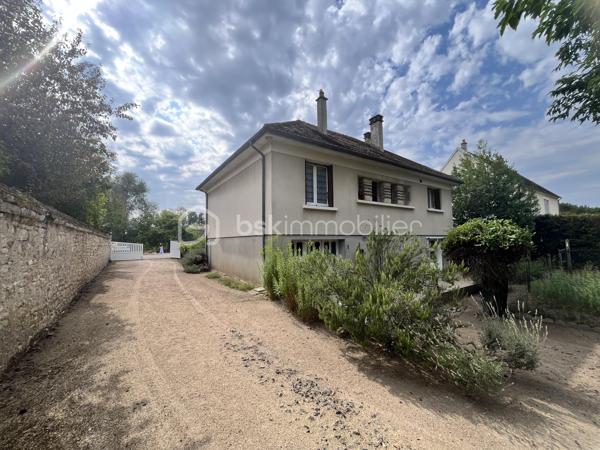Découvrez ce charmant pavillon de plain-pied sur sous-sol complet de 1967, idéalement situé directement sur les Bords de Loire et à 500m du centre-ville, offrant un cadre de vie paisible avec vue dégagée, un grand espace de vie lumineux et un vaste hangar. 

Niché sur un agréable terrain clos et bien arboré, ce bien entièrement indépendant allie le confort de la vie de plain-pied à la chaleur des matériaux authentiques (parquet massif, radiateurs en fonte, menuiseries bois). Il est idéal pour :
- Un projet familial ou premier achat
- Une résidence secondaire au bord de l'eau
- Artisans, bricoleurs ou collectionneurs grâce à son grand hangar et son vaste sous-sol

LA MAISON PRINCIPALE (86m² habitables) 
Traversante, lumineuse (exposition Ouest / Est) et entièrement équipée de fenêtres en bois, elle propose :
• Au rez-de-chaussée :
- Entrée accueillante (4m²) 
- Dégagement (8m²)
- Spacieuse pièce de vie (22m²) chaleureuse avec son parquet massif et son poêle à bois. Elle s'ouvre côté Loire par une belle porte-fenêtre donnant directement sur un grand balcon
- Grande cuisine indépendante (12m²) lumineuse et fonctionnelle avec rangements intégrés 
- Chambre 1 (14m²) avec beau parquet massif, cabinet de toilette et placards muraux
- Chambre 2 (17m²) confortable avec parquet massif
- Salle d'eau fonctionnelle
- WC indépendant

GARAGE, CAVE & HANGAR
De superbes espaces de rangement et de stockage : 
- Garage / Atelier : Garage 1 véhicule avec porte bois et accès direct à la maison
- Chaufferie avec WC séparé
- Buanderie / Cuisine d'été avec accès direct à l'extérieur
- Cave / Cellier
- Débarras / Pièce de stockage
- Hangar : Grand Hangar de 114m² parfait pour : atelier, stockage de véhicules, bateaux ou activité professionnelle

LE JARDIN & LES EXTÉRIEURS (Terrain clos de 1 015m²)
Un véritable havre de paix parfaitement sécurisé :
- Terrain : Terrain de 1 015m² entièrement clos, bien arboré, avec beau mur en pierre côté Sud et carré potager
- Balcon : Grand balcon accessible depuis le séjour, idéal pour contempler la vue dégagée sur les Bords de Loire et profiter de couchers de soleil à couper le souffle
- Terrasse : Grande terrasse carrelée plein Est
- Environnement : Absolument aucun vis-à-vis direct, cadre paisible propice à la relaxation

CONFORT & FICHE TECHNIQUE
- Année de construction : 1967
- Configuration : Pavillon de plain-pied sur sous-sol complet
- Menuiseries : Fenêtres en bois avec persiennes en bois peint
- Chauffage : Central au fioul (radiateurs en fonte) + Poêle à bois (insert)
- Toiture : Toiture 4 pans en bon état
- Assainissement : Raccordé au réseau collectif 
- Sécurité : Détecteurs de fumée
- Extérieurs : Terrain clos, arboré, balcon vue Loire

Photos supplémentaires disponibles sur BSK IMMOBILIER > Nos conseillers > Inès RÉMOND
Pour tout renseignement complémentaire ou pour une visite, contactez-moi au 07.87.29.70.92.