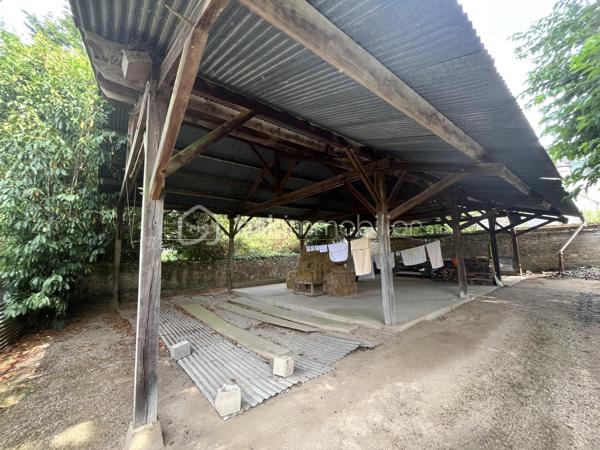 Découvrez ce charmant pavillon de plain-pied sur sous-sol complet de 1967, idéalement situé directement sur les Bords de Loire et à 500m du centre-ville, offrant un cadre de vie paisible avec vue dégagée, un grand espace de vie lumineux et un vaste hangar. 

Niché sur un agréable terrain clos et bien arboré, ce bien entièrement indépendant allie le confort de la vie de plain-pied à la chaleur des matériaux authentiques (parquet massif, radiateurs en fonte, menuiseries bois). Il est idéal pour :
- Un projet familial ou premier achat
- Une résidence secondaire au bord de l'eau
- Artisans, bricoleurs ou collectionneurs grâce à son grand hangar et son vaste sous-sol

LA MAISON PRINCIPALE (86m² habitables) 
Traversante, lumineuse (exposition Ouest / Est) et entièrement équipée de fenêtres en bois, elle propose :
• Au rez-de-chaussée :
- Entrée accueillante (4m²) 
- Dégagement (8m²)
- Spacieuse pièce de vie (22m²) chaleureuse avec son parquet massif et son poêle à bois. Elle s'ouvre côté Loire par une belle porte-fenêtre donnant directement sur un grand balcon
- Grande cuisine indépendante (12m²) lumineuse et fonctionnelle avec rangements intégrés 
- Chambre 1 (14m²) avec beau parquet massif, cabinet de toilette et placards muraux
- Chambre 2 (17m²) confortable avec parquet massif
- Salle d'eau fonctionnelle
- WC indépendant

GARAGE, CAVE & HANGAR
De superbes espaces de rangement et de stockage : 
- Garage / Atelier : Garage 1 véhicule avec porte bois et accès direct à la maison
- Chaufferie avec WC séparé
- Buanderie / Cuisine d'été avec accès direct à l'extérieur
- Cave / Cellier
- Débarras / Pièce de stockage
- Hangar : Grand Hangar de 114m² parfait pour : atelier, stockage de véhicules, bateaux ou activité professionnelle

LE JARDIN & LES EXTÉRIEURS (Terrain clos de 1 015m²)
Un véritable havre de paix parfaitement sécurisé :
- Terrain : Terrain de 1 015m² entièrement clos, bien arboré, avec beau mur en pierre côté Sud et carré potager
- Balcon : Grand balcon accessible depuis le séjour, idéal pour contempler la vue dégagée sur les Bords de Loire et profiter de couchers de soleil à couper le souffle
- Terrasse : Grande terrasse carrelée plein Est
- Environnement : Absolument aucun vis-à-vis direct, cadre paisible propice à la relaxation

CONFORT & FICHE TECHNIQUE
- Année de construction : 1967
- Configuration : Pavillon de plain-pied sur sous-sol complet
- Menuiseries : Fenêtres en bois avec persiennes en bois peint
- Chauffage : Central au fioul (radiateurs en fonte) + Poêle à bois (insert)
- Toiture : Toiture 4 pans en bon état
- Assainissement : Raccordé au réseau collectif 
- Sécurité : Détecteurs de fumée
- Extérieurs : Terrain clos, arboré, balcon vue Loire

Photos supplémentaires disponibles sur BSK IMMOBILIER > Nos conseillers > Inès RÉMOND
Pour tout renseignement complémentaire ou pour une visite, contactez-moi au 07.87.29.70.92.