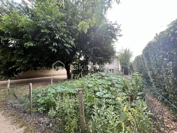 Découvrez ce charmant pavillon de plain-pied sur sous-sol complet de 1967, idéalement situé directement sur les Bords de Loire et à 500m du centre-ville, offrant un cadre de vie paisible avec vue dégagée, un grand espace de vie lumineux et un vaste hangar. 

Niché sur un agréable terrain clos et bien arboré, ce bien entièrement indépendant allie le confort de la vie de plain-pied à la chaleur des matériaux authentiques (parquet massif, radiateurs en fonte, menuiseries bois). Il est idéal pour :
- Un projet familial ou premier achat
- Une résidence secondaire au bord de l'eau
- Artisans, bricoleurs ou collectionneurs grâce à son grand hangar et son vaste sous-sol

LA MAISON PRINCIPALE (86m² habitables) 
Traversante, lumineuse (exposition Ouest / Est) et entièrement équipée de fenêtres en bois, elle propose :
• Au rez-de-chaussée :
- Entrée accueillante (4m²) 
- Dégagement (8m²)
- Spacieuse pièce de vie (22m²) chaleureuse avec son parquet massif et son poêle à bois. Elle s'ouvre côté Loire par une belle porte-fenêtre donnant directement sur un grand balcon
- Grande cuisine indépendante (12m²) lumineuse et fonctionnelle avec rangements intégrés 
- Chambre 1 (14m²) avec beau parquet massif, cabinet de toilette et placards muraux
- Chambre 2 (17m²) confortable avec parquet massif
- Salle d'eau fonctionnelle
- WC indépendant

GARAGE, CAVE & HANGAR
De superbes espaces de rangement et de stockage : 
- Garage / Atelier : Garage 1 véhicule avec porte bois et accès direct à la maison
- Chaufferie avec WC séparé
- Buanderie / Cuisine d'été avec accès direct à l'extérieur
- Cave / Cellier
- Débarras / Pièce de stockage
- Hangar : Grand Hangar de 114m² parfait pour : atelier, stockage de véhicules, bateaux ou activité professionnelle

LE JARDIN & LES EXTÉRIEURS (Terrain clos de 1 015m²)
Un véritable havre de paix parfaitement sécurisé :
- Terrain : Terrain de 1 015m² entièrement clos, bien arboré, avec beau mur en pierre côté Sud et carré potager
- Balcon : Grand balcon accessible depuis le séjour, idéal pour contempler la vue dégagée sur les Bords de Loire et profiter de couchers de soleil à couper le souffle
- Terrasse : Grande terrasse carrelée plein Est
- Environnement : Absolument aucun vis-à-vis direct, cadre paisible propice à la relaxation

CONFORT & FICHE TECHNIQUE
- Année de construction : 1967
- Configuration : Pavillon de plain-pied sur sous-sol complet
- Menuiseries : Fenêtres en bois avec persiennes en bois peint
- Chauffage : Central au fioul (radiateurs en fonte) + Poêle à bois (insert)
- Toiture : Toiture 4 pans en bon état
- Assainissement : Raccordé au réseau collectif 
- Sécurité : Détecteurs de fumée
- Extérieurs : Terrain clos, arboré, balcon vue Loire

Photos supplémentaires disponibles sur BSK IMMOBILIER > Nos conseillers > Inès RÉMOND
Pour tout renseignement complémentaire ou pour une visite, contactez-moi au 07.87.29.70.92.