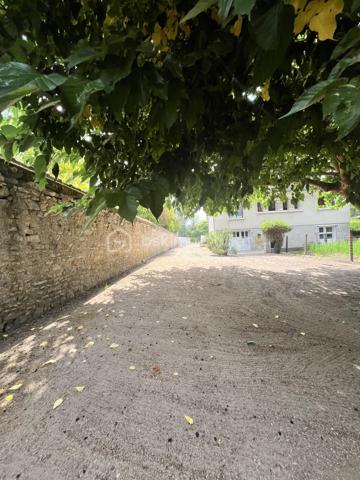 Découvrez ce charmant pavillon de plain-pied sur sous-sol complet de 1967, idéalement situé directement sur les Bords de Loire et à 500m du centre-ville, offrant un cadre de vie paisible avec vue dégagée, un grand espace de vie lumineux et un vaste hangar. 

Niché sur un agréable terrain clos et bien arboré, ce bien entièrement indépendant allie le confort de la vie de plain-pied à la chaleur des matériaux authentiques (parquet massif, radiateurs en fonte, menuiseries bois). Il est idéal pour :
- Un projet familial ou premier achat
- Une résidence secondaire au bord de l'eau
- Artisans, bricoleurs ou collectionneurs grâce à son grand hangar et son vaste sous-sol

LA MAISON PRINCIPALE (86m² habitables) 
Traversante, lumineuse (exposition Ouest / Est) et entièrement équipée de fenêtres en bois, elle propose :
• Au rez-de-chaussée :
- Entrée accueillante (4m²) 
- Dégagement (8m²)
- Spacieuse pièce de vie (22m²) chaleureuse avec son parquet massif et son poêle à bois. Elle s'ouvre côté Loire par une belle porte-fenêtre donnant directement sur un grand balcon
- Grande cuisine indépendante (12m²) lumineuse et fonctionnelle avec rangements intégrés 
- Chambre 1 (14m²) avec beau parquet massif, cabinet de toilette et placards muraux
- Chambre 2 (17m²) confortable avec parquet massif
- Salle d'eau fonctionnelle
- WC indépendant

GARAGE, CAVE & HANGAR
De superbes espaces de rangement et de stockage : 
- Garage / Atelier : Garage 1 véhicule avec porte bois et accès direct à la maison
- Chaufferie avec WC séparé
- Buanderie / Cuisine d'été avec accès direct à l'extérieur
- Cave / Cellier
- Débarras / Pièce de stockage
- Hangar : Grand Hangar de 114m² parfait pour : atelier, stockage de véhicules, bateaux ou activité professionnelle

LE JARDIN & LES EXTÉRIEURS (Terrain clos de 1 015m²)
Un véritable havre de paix parfaitement sécurisé :
- Terrain : Terrain de 1 015m² entièrement clos, bien arboré, avec beau mur en pierre côté Sud et carré potager
- Balcon : Grand balcon accessible depuis le séjour, idéal pour contempler la vue dégagée sur les Bords de Loire et profiter de couchers de soleil à couper le souffle
- Terrasse : Grande terrasse carrelée plein Est
- Environnement : Absolument aucun vis-à-vis direct, cadre paisible propice à la relaxation

CONFORT & FICHE TECHNIQUE
- Année de construction : 1967
- Configuration : Pavillon de plain-pied sur sous-sol complet
- Menuiseries : Fenêtres en bois avec persiennes en bois peint
- Chauffage : Central au fioul (radiateurs en fonte) + Poêle à bois (insert)
- Toiture : Toiture 4 pans en bon état
- Assainissement : Raccordé au réseau collectif 
- Sécurité : Détecteurs de fumée
- Extérieurs : Terrain clos, arboré, balcon vue Loire

Photos supplémentaires disponibles sur BSK IMMOBILIER > Nos conseillers > Inès RÉMOND
Pour tout renseignement complémentaire ou pour une visite, contactez-moi au 07.87.29.70.92.