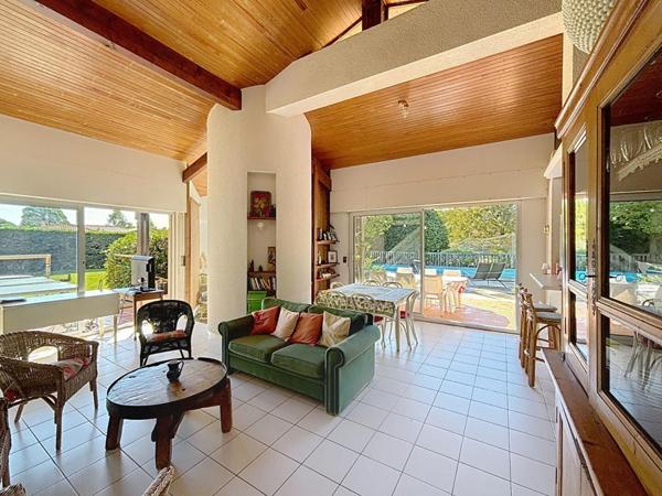 Villa 4 chambres plain-pied sur grand terrain divisible, piscine, tennis