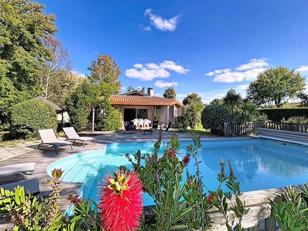 Villa 4 chambres plain-pied sur grand terrain divisible, piscine, tennis