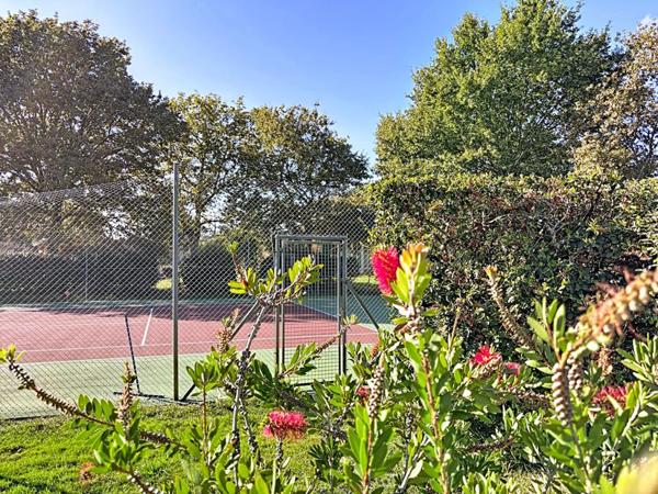 Villa 4 chambres plain-pied sur grand terrain divisible, piscine, tennis