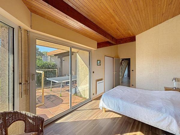 Villa 4 chambres plain-pied sur grand terrain divisible, piscine, tennis