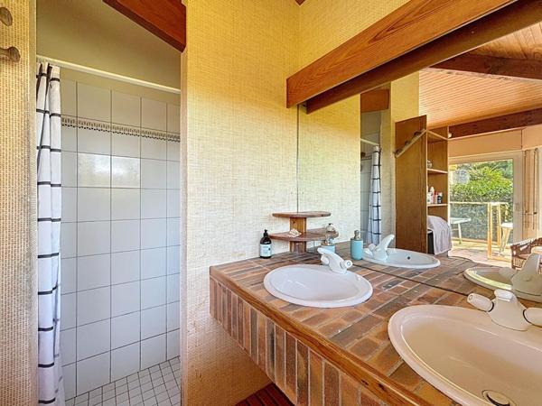 Villa 4 chambres plain-pied sur grand terrain divisible, piscine, tennis