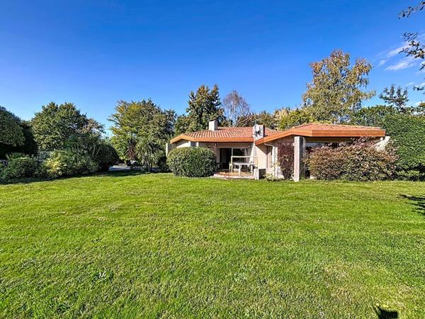 Villa 4 chambres plain-pied sur grand terrain divisible, piscine, tennis