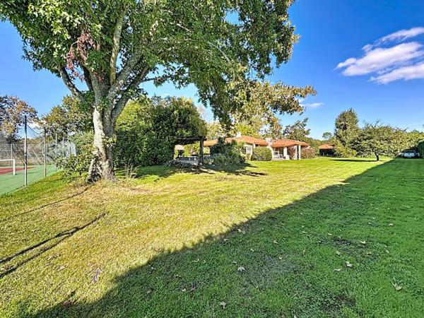 Villa 4 chambres plain-pied sur grand terrain divisible, piscine, tennis