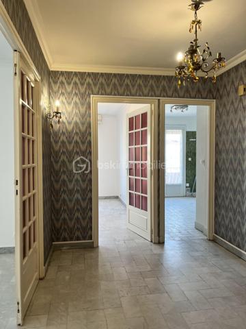 Dans une petite résidence de 3 appartements, situé au 2ème étage double exposition , appartement comprenant : Un double salon et salle à vivre avec sortie vers balcon et terrasse, cuisine fermée équipée, 2 belles chambres avec placard sortie vers balcon, salle d 'eau , WC indépendant. A l'étage des combles semi aménagé pouvant offrir une chambre complémentaire avec une indépendance pouvant recevoir salle d'eau.
 Cet appartement offre en plus un grand garage privatif et possibilité de garer un véhicule devant celui-ci. Petit travaux de rafraichissement à prévoir. A VOIR RAPIDEMENT !!!