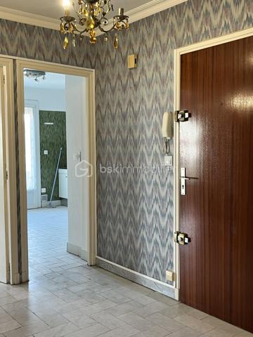 Dans une petite résidence de 3 appartements, situé au 2ème étage double exposition , appartement comprenant : Un double salon et salle à vivre avec sortie vers balcon et terrasse, cuisine fermée équipée, 2 belles chambres avec placard sortie vers balcon, salle d 'eau , WC indépendant. A l'étage des combles semi aménagé pouvant offrir une chambre complémentaire avec une indépendance pouvant recevoir salle d'eau.
 Cet appartement offre en plus un grand garage privatif et possibilité de garer un véhicule devant celui-ci. Petit travaux de rafraichissement à prévoir. A VOIR RAPIDEMENT !!!