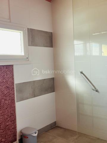 Dans une petite résidence de 3 appartements, situé au 2ème étage double exposition , appartement comprenant : Un double salon et salle à vivre avec sortie vers balcon et terrasse, cuisine fermée équipée, 2 belles chambres avec placard sortie vers balcon, salle d 'eau , WC indépendant. A l'étage des combles semi aménagé pouvant offrir une chambre complémentaire avec une indépendance pouvant recevoir salle d'eau.
 Cet appartement offre en plus un grand garage privatif et possibilité de garer un véhicule devant celui-ci. Petit travaux de rafraichissement à prévoir. A VOIR RAPIDEMENT !!!