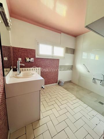 Dans une petite résidence de 3 appartements, situé au 2ème étage double exposition , appartement comprenant : Un double salon et salle à vivre avec sortie vers balcon et terrasse, cuisine fermée équipée, 2 belles chambres avec placard sortie vers balcon, salle d 'eau , WC indépendant. A l'étage des combles semi aménagé pouvant offrir une chambre complémentaire avec une indépendance pouvant recevoir salle d'eau.
 Cet appartement offre en plus un grand garage privatif et possibilité de garer un véhicule devant celui-ci. Petit travaux de rafraichissement à prévoir. A VOIR RAPIDEMENT !!!