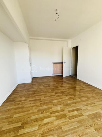 Dans une petite résidence de 3 appartements, situé au 2ème étage double exposition , appartement comprenant : Un double salon et salle à vivre avec sortie vers balcon et terrasse, cuisine fermée équipée, 2 belles chambres avec placard sortie vers balcon, salle d 'eau , WC indépendant. A l'étage des combles semi aménagé pouvant offrir une chambre complémentaire avec une indépendance pouvant recevoir salle d'eau.
 Cet appartement offre en plus un grand garage privatif et possibilité de garer un véhicule devant celui-ci. Petit travaux de rafraichissement à prévoir. A VOIR RAPIDEMENT !!!
