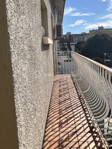 Dans une petite résidence de 3 appartements, situé au 2ème étage double exposition , appartement comprenant : Un double salon et salle à vivre avec sortie vers balcon et terrasse, cuisine fermée équipée, 2 belles chambres avec placard sortie vers balcon, salle d 'eau , WC indépendant. A l'étage des combles semi aménagé pouvant offrir une chambre complémentaire avec une indépendance pouvant recevoir salle d'eau.
 Cet appartement offre en plus un grand garage privatif et possibilité de garer un véhicule devant celui-ci. Petit travaux de rafraichissement à prévoir. A VOIR RAPIDEMENT !!!