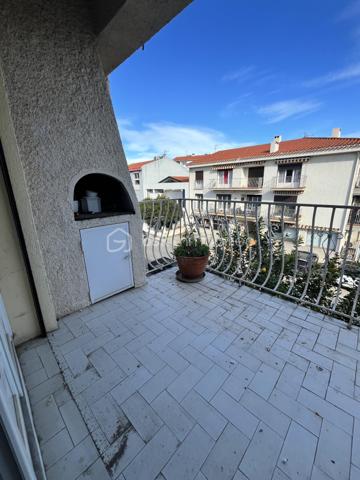 Dans une petite résidence de 3 appartements, situé au 2ème étage double exposition , appartement comprenant : Un double salon et salle à vivre avec sortie vers balcon et terrasse, cuisine fermée équipée, 2 belles chambres avec placard sortie vers balcon, salle d 'eau , WC indépendant. A l'étage des combles semi aménagé pouvant offrir une chambre complémentaire avec une indépendance pouvant recevoir salle d'eau.
 Cet appartement offre en plus un grand garage privatif et possibilité de garer un véhicule devant celui-ci. Petit travaux de rafraichissement à prévoir. A VOIR RAPIDEMENT !!!