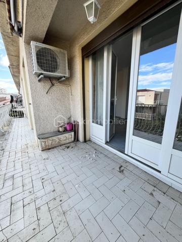 Dans une petite résidence de 3 appartements, situé au 2ème étage double exposition , appartement comprenant : Un double salon et salle à vivre avec sortie vers balcon et terrasse, cuisine fermée équipée, 2 belles chambres avec placard sortie vers balcon, salle d 'eau , WC indépendant. A l'étage des combles semi aménagé pouvant offrir une chambre complémentaire avec une indépendance pouvant recevoir salle d'eau.
 Cet appartement offre en plus un grand garage privatif et possibilité de garer un véhicule devant celui-ci. Petit travaux de rafraichissement à prévoir. A VOIR RAPIDEMENT !!!