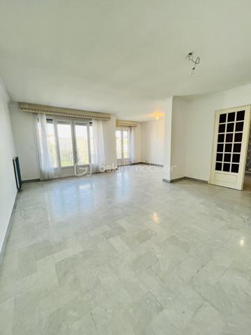 Dans une petite résidence de 3 appartements, situé au 2ème étage double exposition , appartement comprenant : Un double salon et salle à vivre avec sortie vers balcon et terrasse, cuisine fermée équipée, 2 belles chambres avec placard sortie vers balcon, salle d 'eau , WC indépendant. A l'étage des combles semi aménagé pouvant offrir une chambre complémentaire avec une indépendance pouvant recevoir salle d'eau.
 Cet appartement offre en plus un grand garage privatif et possibilité de garer un véhicule devant celui-ci. Petit travaux de rafraichissement à prévoir. A VOIR RAPIDEMENT !!!